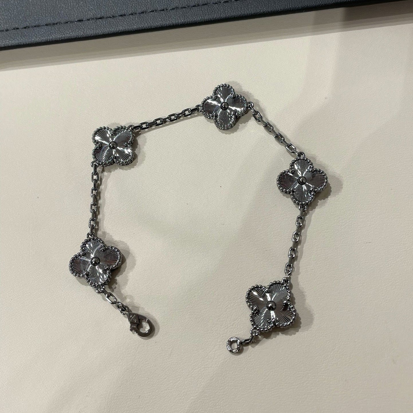 [Star Jewelry]CLOVER 5 MOTIF BLACK BRACELET