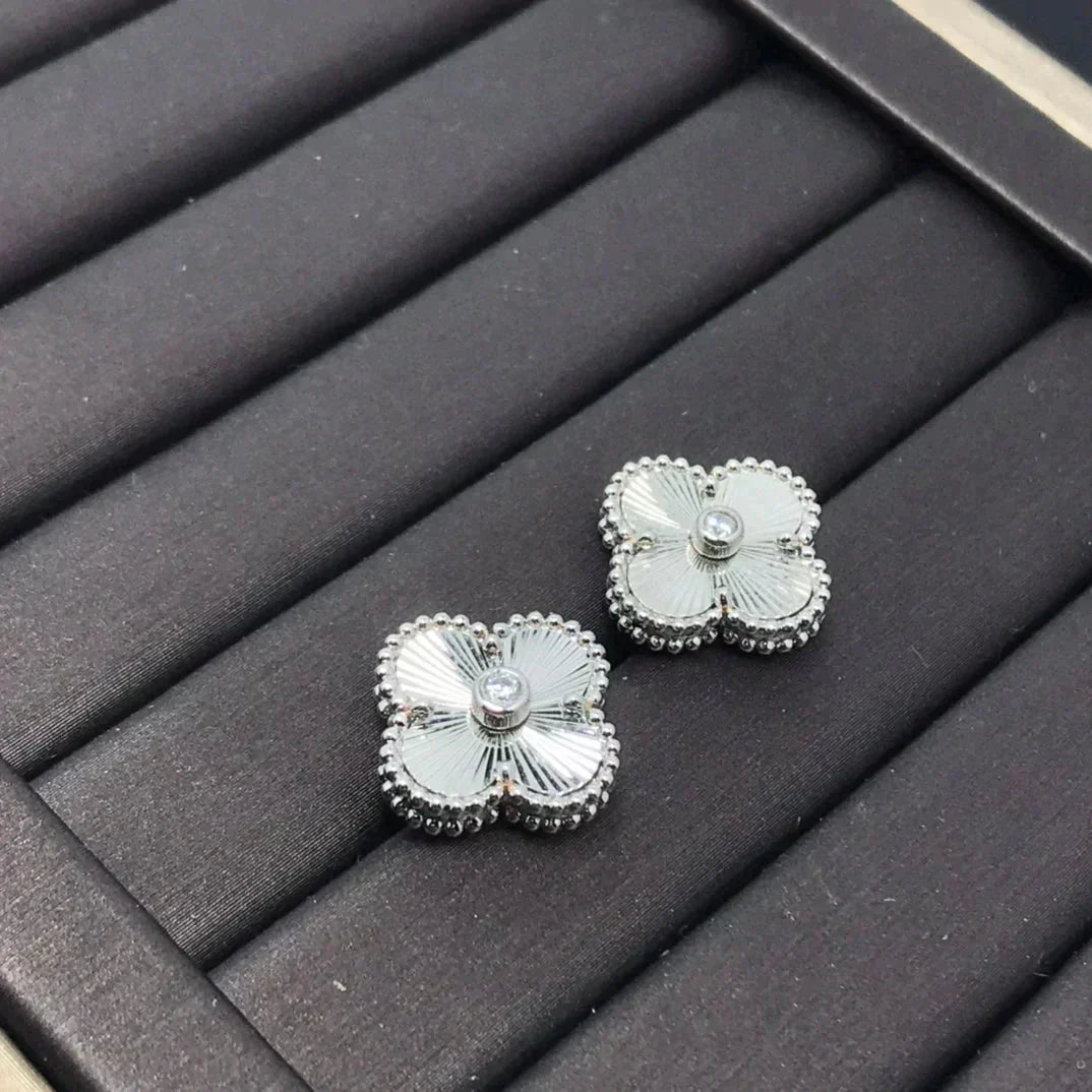 [Star Jewelry]CLOVER MINI 9.5MM LASER EARRINGS