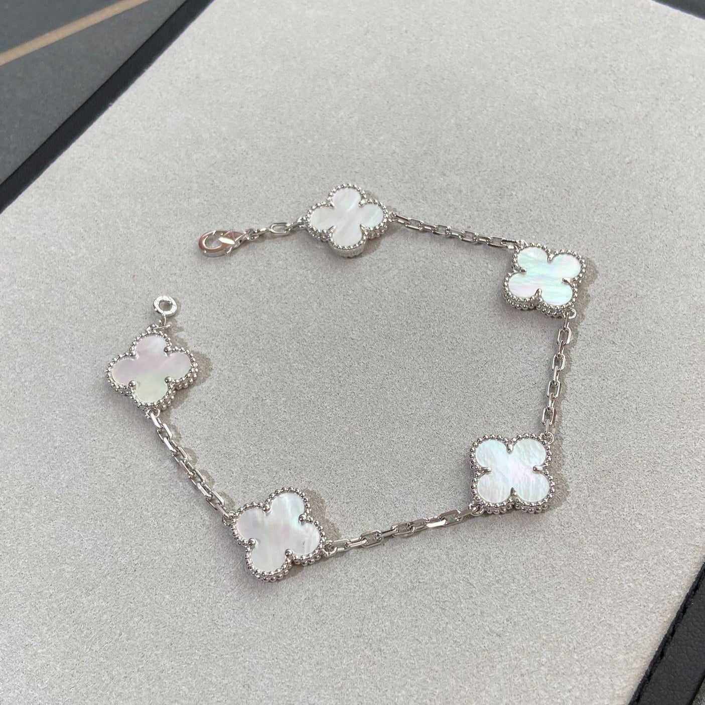 [Star Jewelry]CLOVER WHITE PEARL MOP 5 MOTIF BRACELET COLLECTION