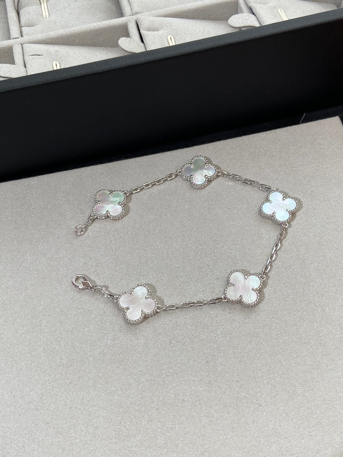 [Star Jewelry]CLOVER WHITE PEARL MOP 5 MOTIF BRACELET COLLECTION