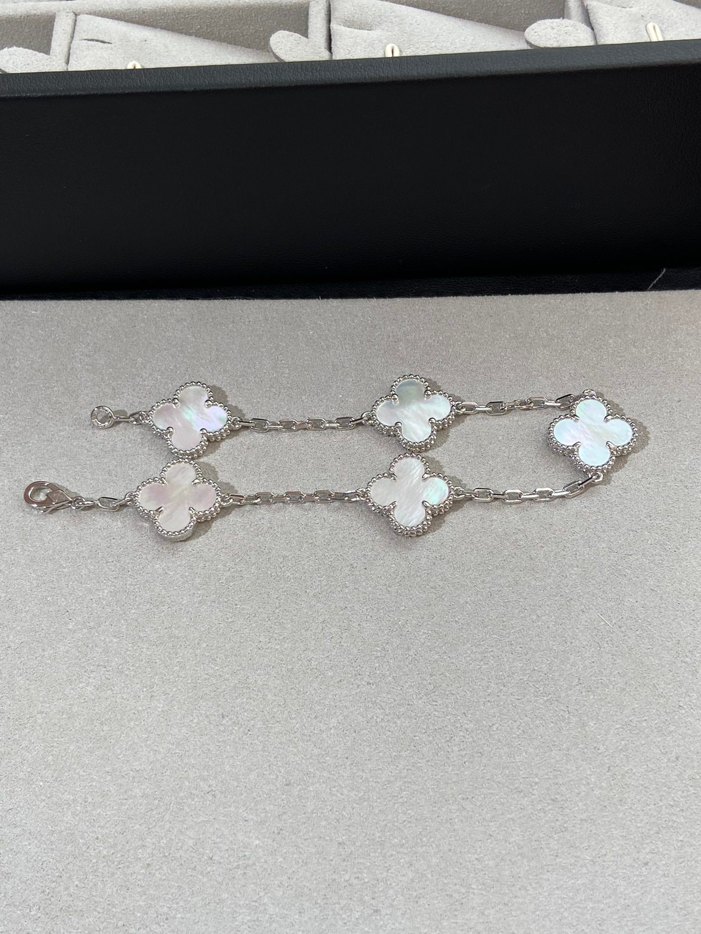 [Star Jewelry]CLOVER WHITE PEARL MOP 5 MOTIF BRACELET COLLECTION