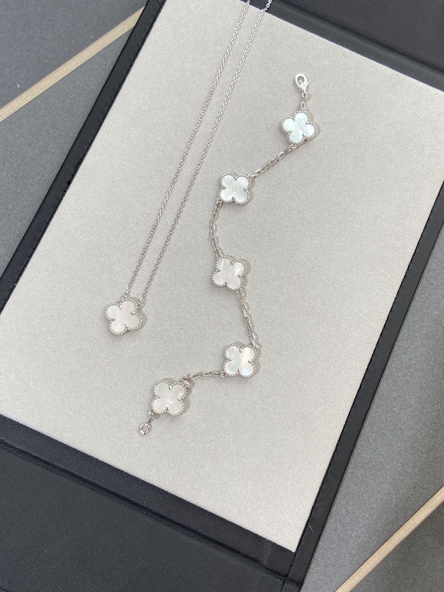 [Star Jewelry]CLOVER WHITE PEARL MOP 5 MOTIF BRACELET COLLECTION