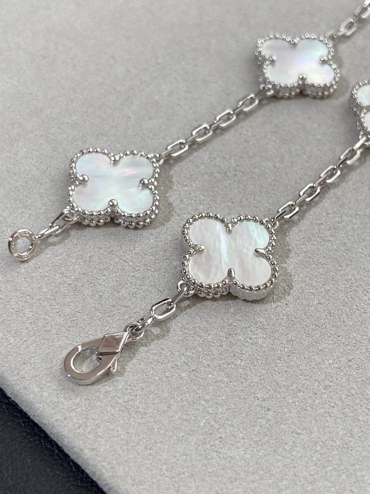 [Star Jewelry]CLOVER WHITE PEARL MOP 5 MOTIF BRACELET COLLECTION