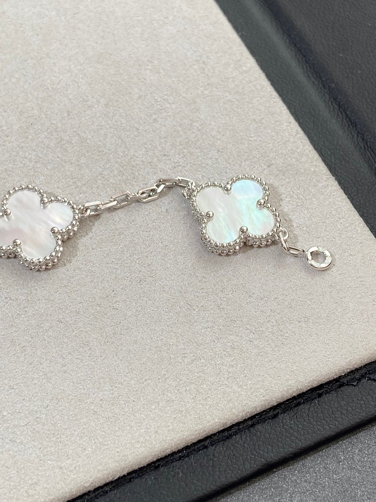[Star Jewelry]CLOVER WHITE PEARL MOP 5 MOTIF BRACELET COLLECTION