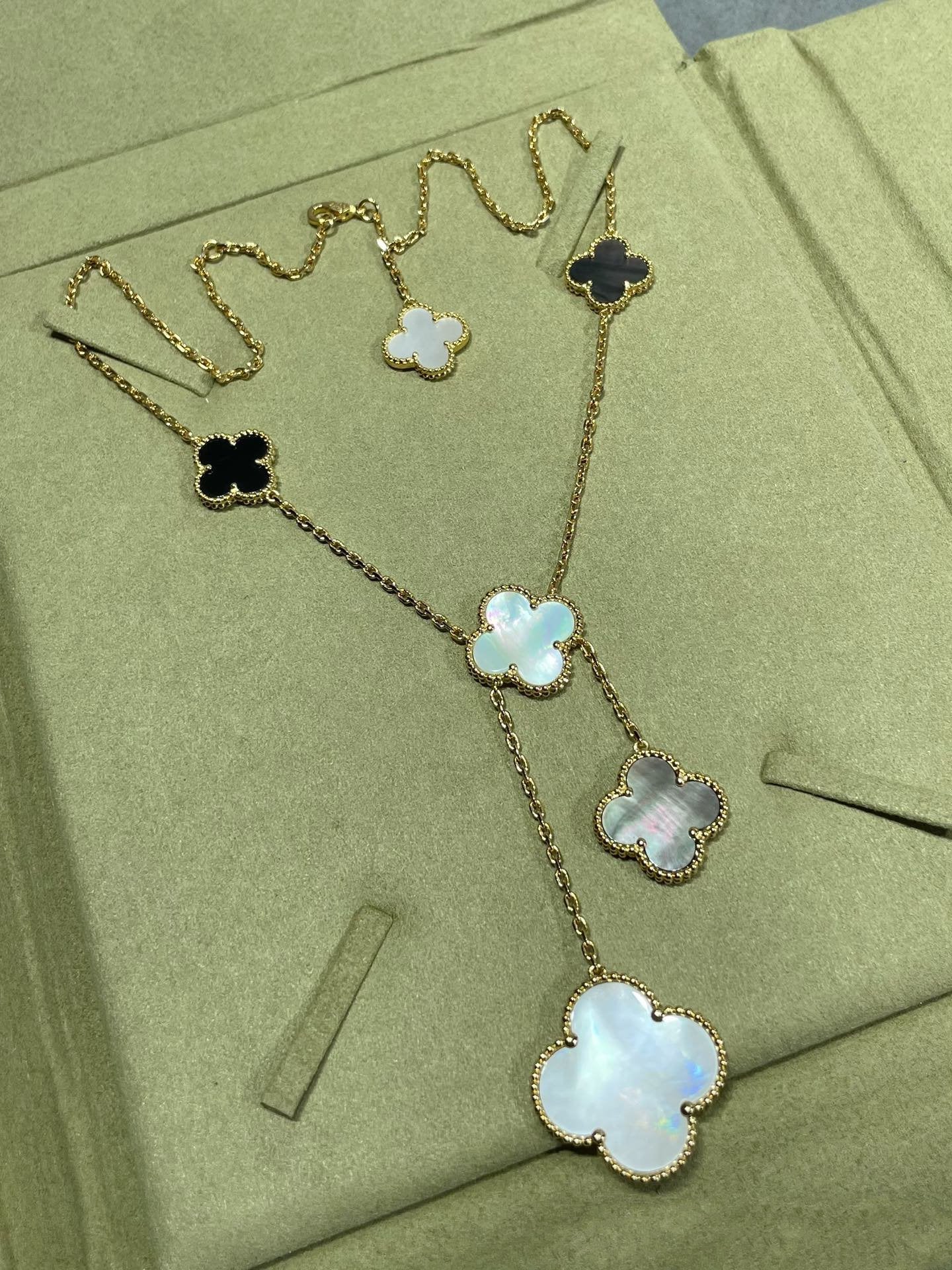 [Star Jewelry]CLOVER 6 MOTIF MOP ONYX GOLD NECKLACE