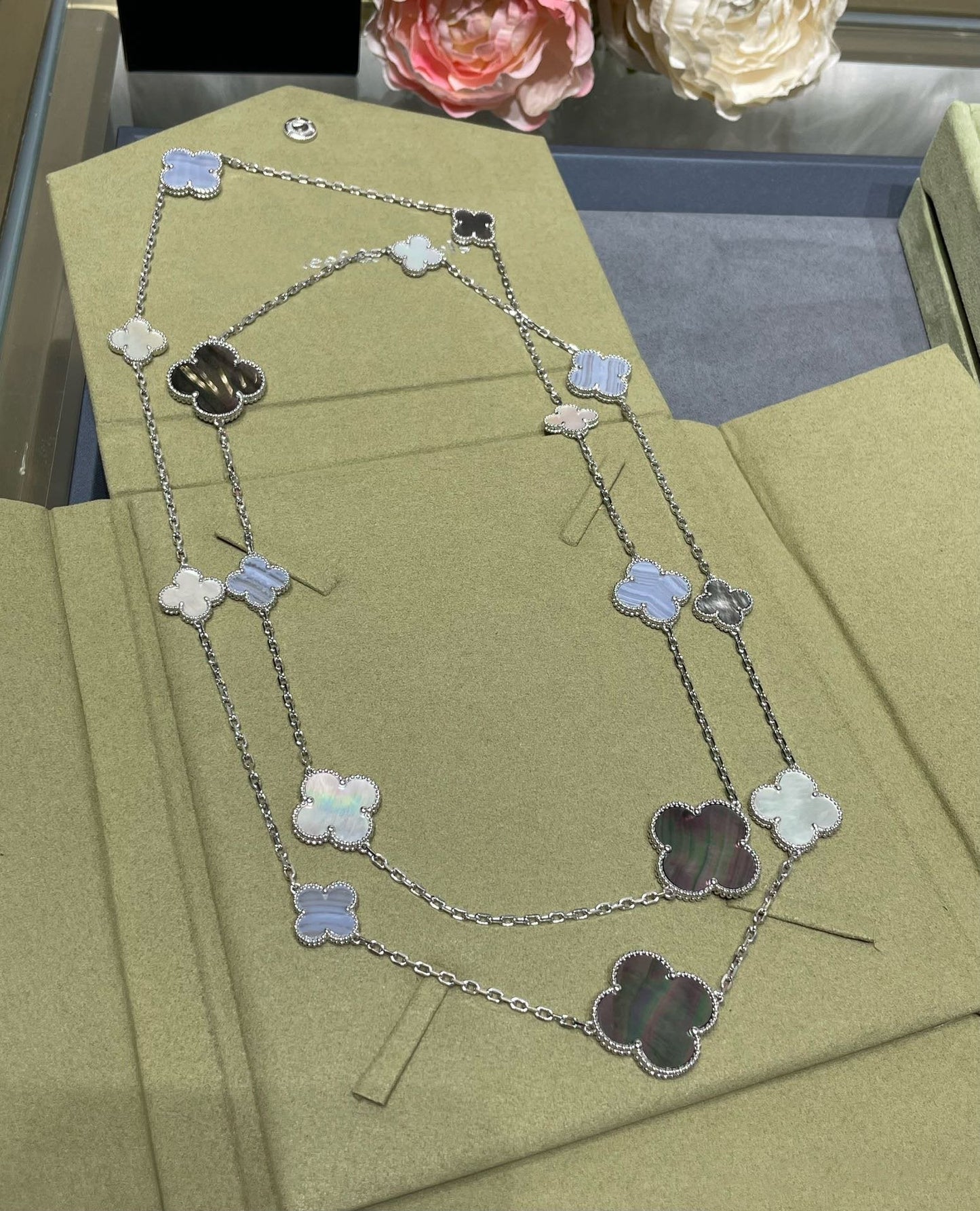 [Star Jewelry]CLOVER 16 MOTIF CHALCEDONY MOP SILVER NECKLACE