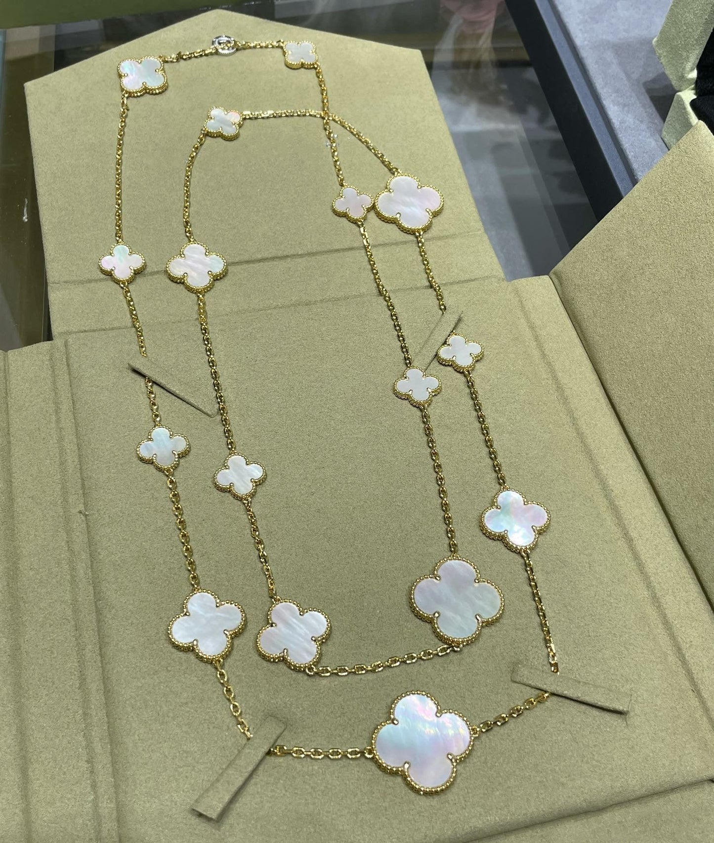 [Star Jewelry]CLOVER 16 MOTIF WHITE MOP GOLD NECKLACE