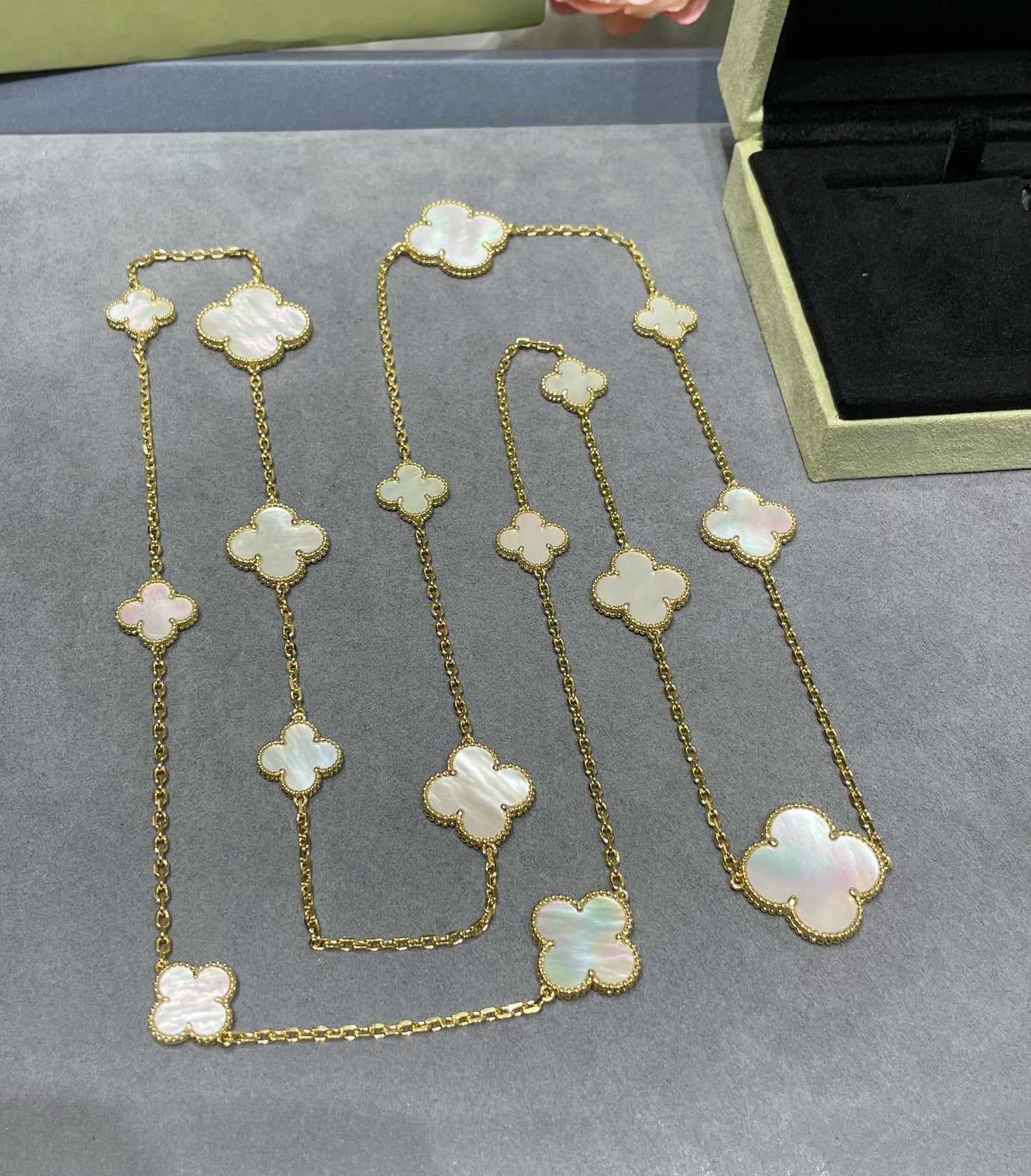 [Star Jewelry]CLOVER 16 MOTIF WHITE MOP GOLD NECKLACE