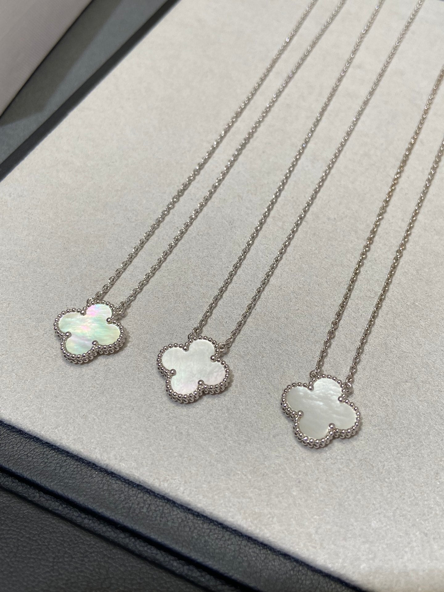 [Star Jewelry]CLOVER MEDIUM SILVER WHITE MOP NECKLACE