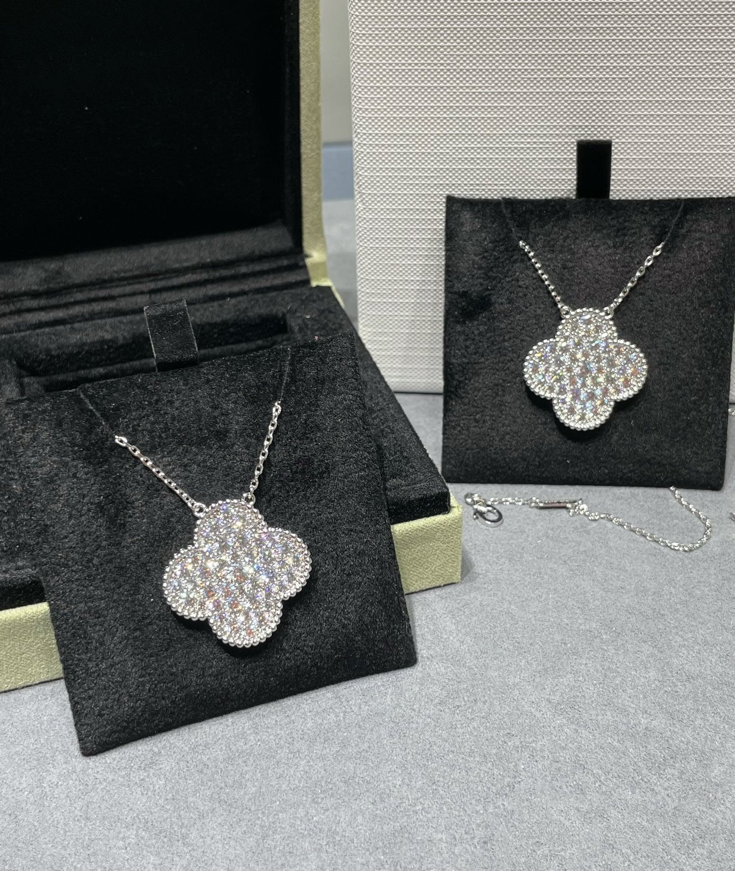 [Star Jewelry]CLOVER 25MM LARGE PENDANT DIAMOND PAVED SILVER NECKLACE