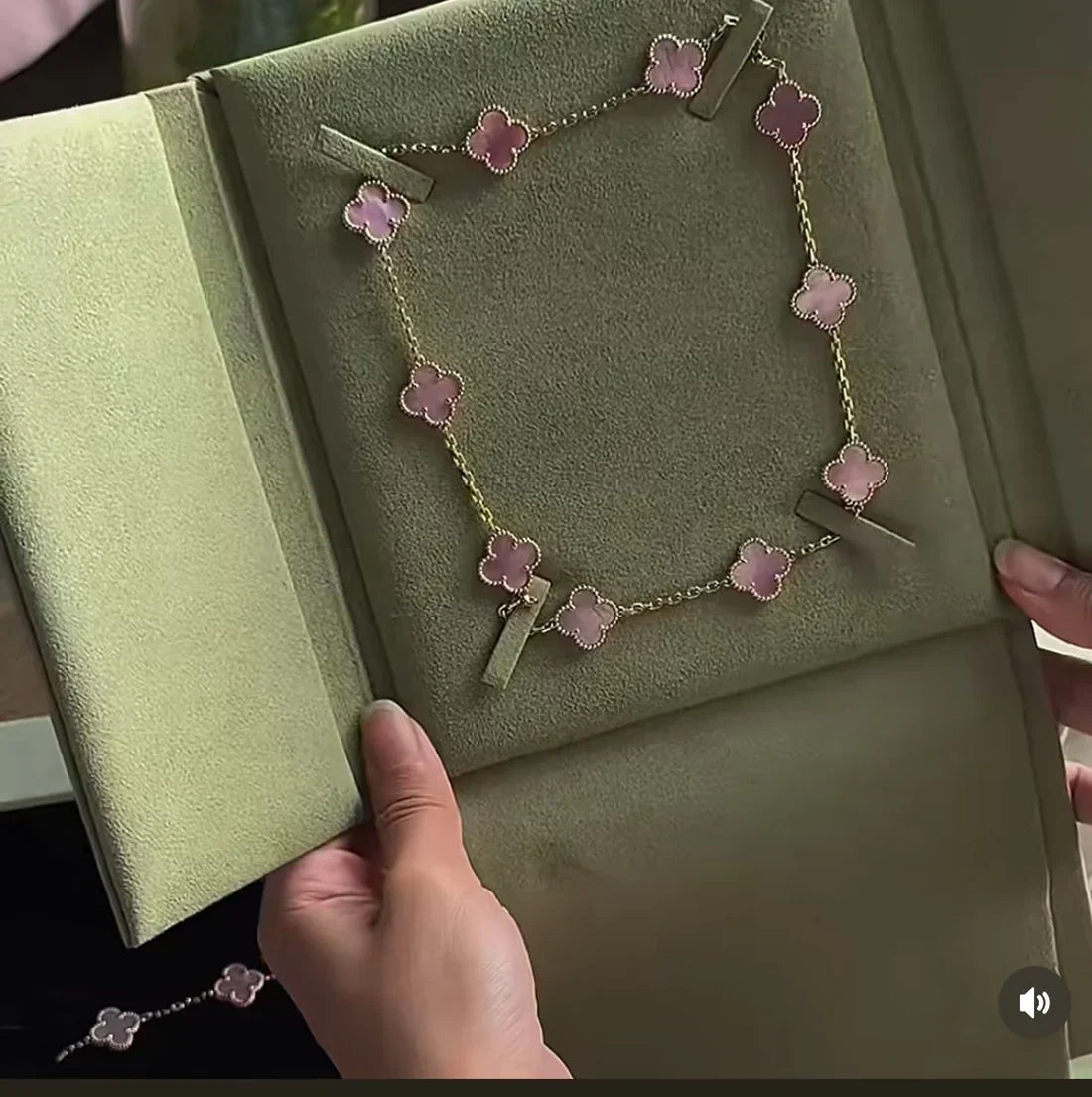 [Star Jewelry Jewellery] Pink Necklace with Ten Clover Designs