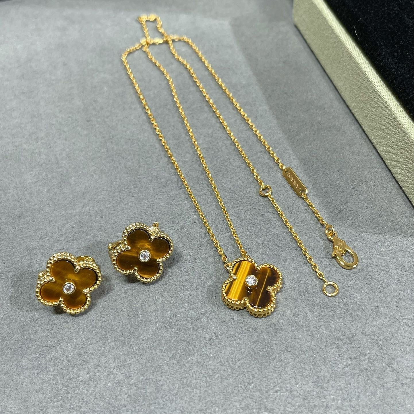 [Star Jewelry]CLOVER 15MM DIAMOND AND YELLOW TIGER'S EYE AGATE necklace