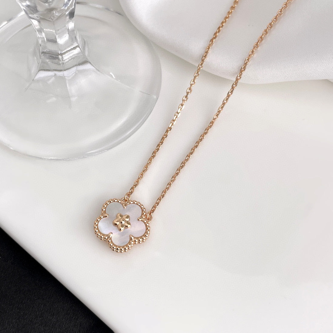 [Star Jewelry]LUCKY  WHITE MOP  PLUM BLOSSOM NECKLACE