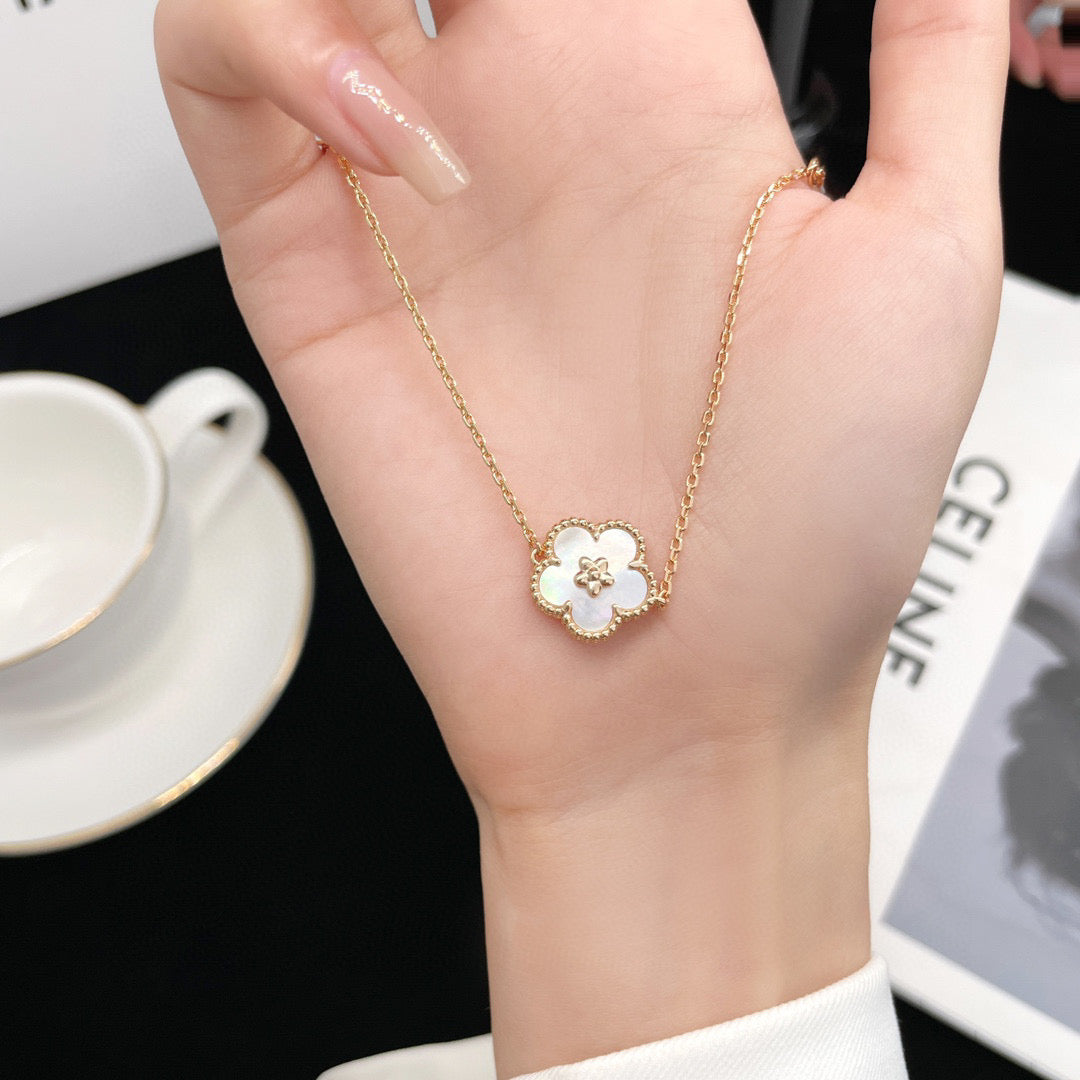 [Star Jewelry]LUCKY WHITE MOP PLUM BLOSSOM  BRACELET