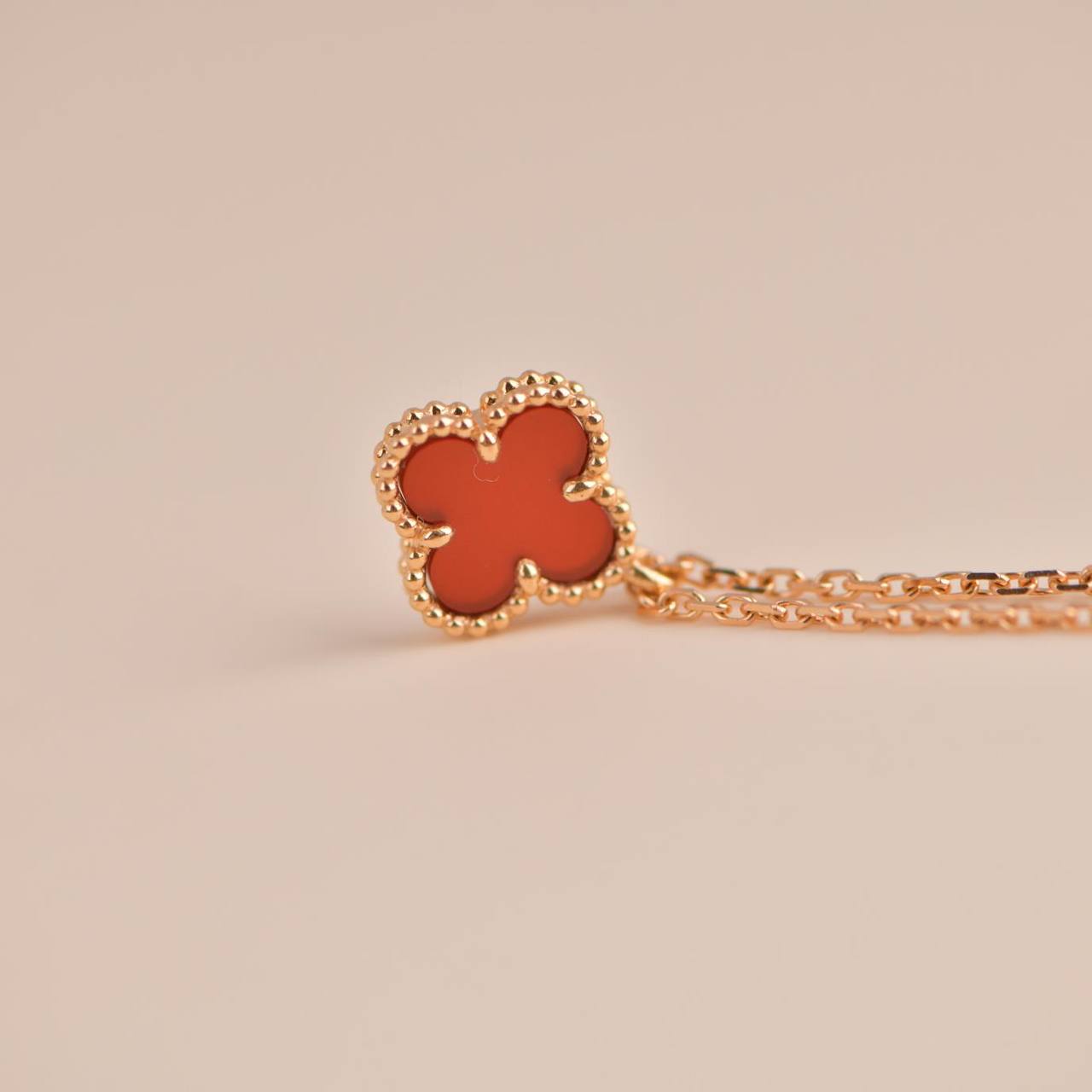 [Star Jewelry]CLOVER MINI 9.5MM WHITE CARNELIANS NECKLACE